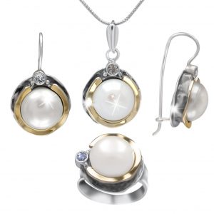 Schmuck-Set mit Süßwasserperle, vergoldet und verziert mit Zirkonia<br /><h4><span class="OYPEnA font-feature-liga-off font-feature-clig-off font-feature-calt-off text-decoration-none text-strikethrough-none">(925er Sterlingsilber, 9kt Gold, Cubic Zirkonia & echte Süßwasserperle)</span></h4>