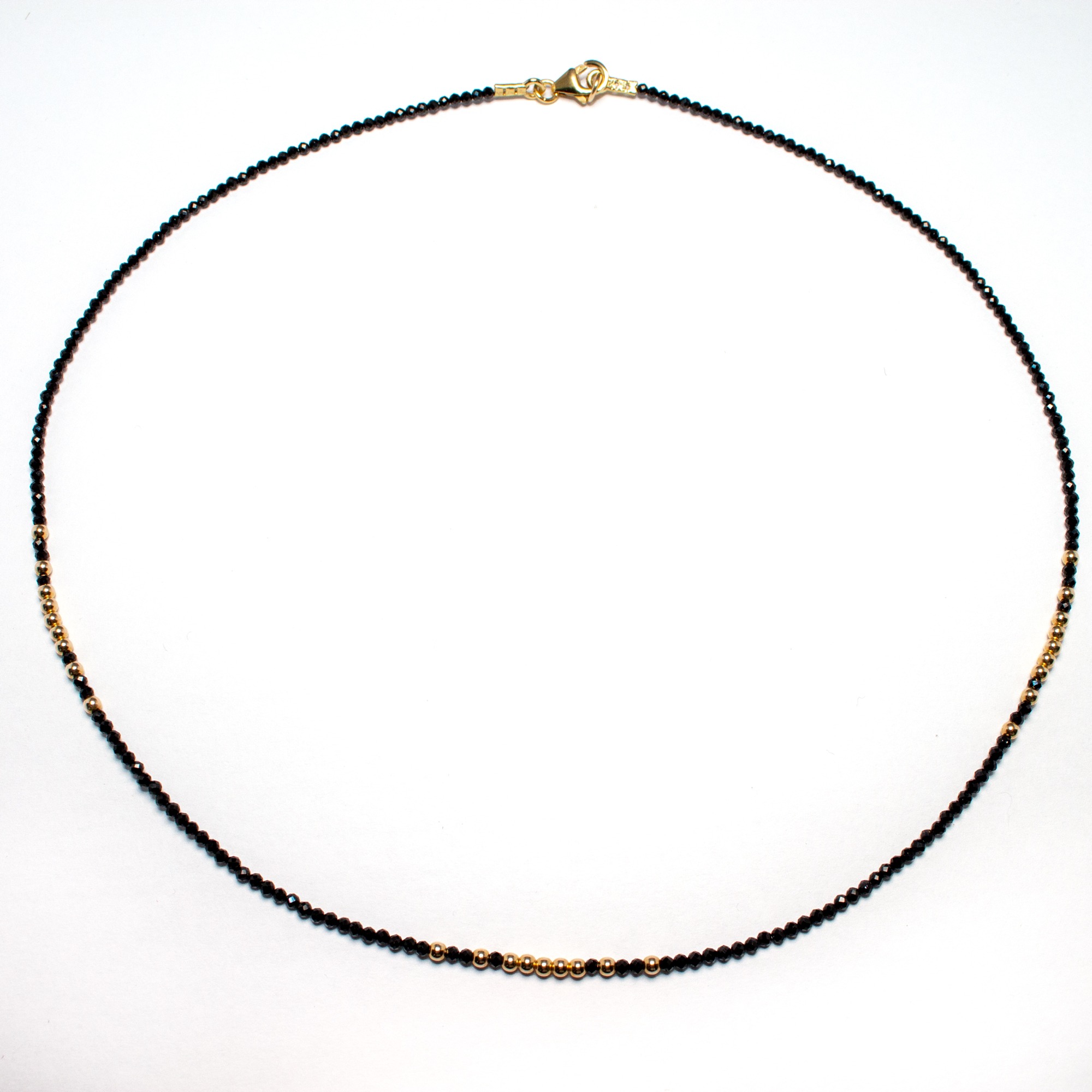 Spinell-Choker mit Gold <br /><h4><span class="OYPEnA font-feature-liga-off font-feature-clig-off font-feature-calt-off text-decoration-none text-strikethrough-none">(Spinell & Messing-Gold-Legierung 5% 14kt Gold)</span></h4>