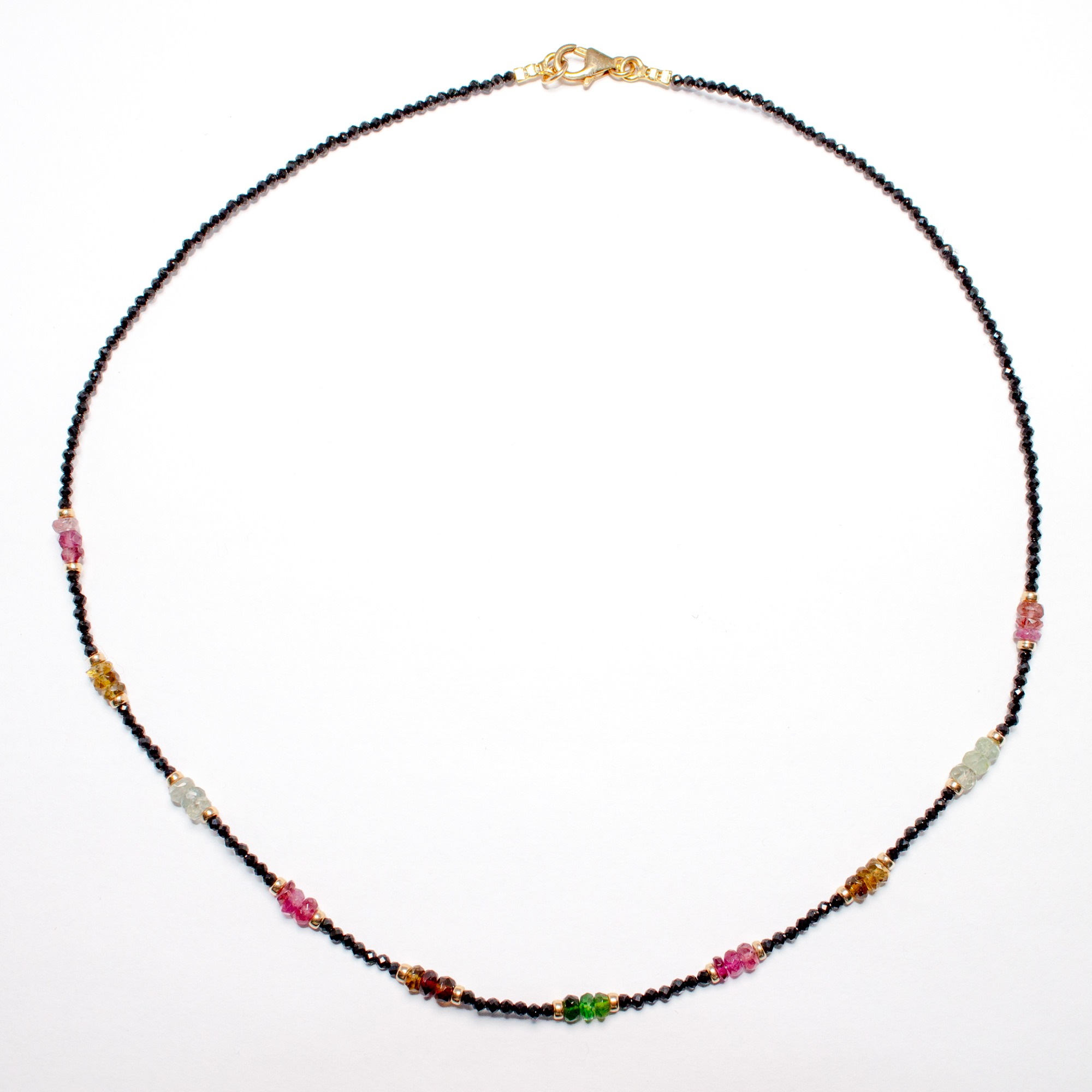 Spinell-Choker mit Turmalin<br /><h4><span class="OYPEnA font-feature-liga-off font-feature-clig-off font-feature-calt-off text-decoration-none text-strikethrough-none">(Spinell, Messing-Gold-Legierung 5% 14kt Gold & Turmalinsteinen)</span></h4>